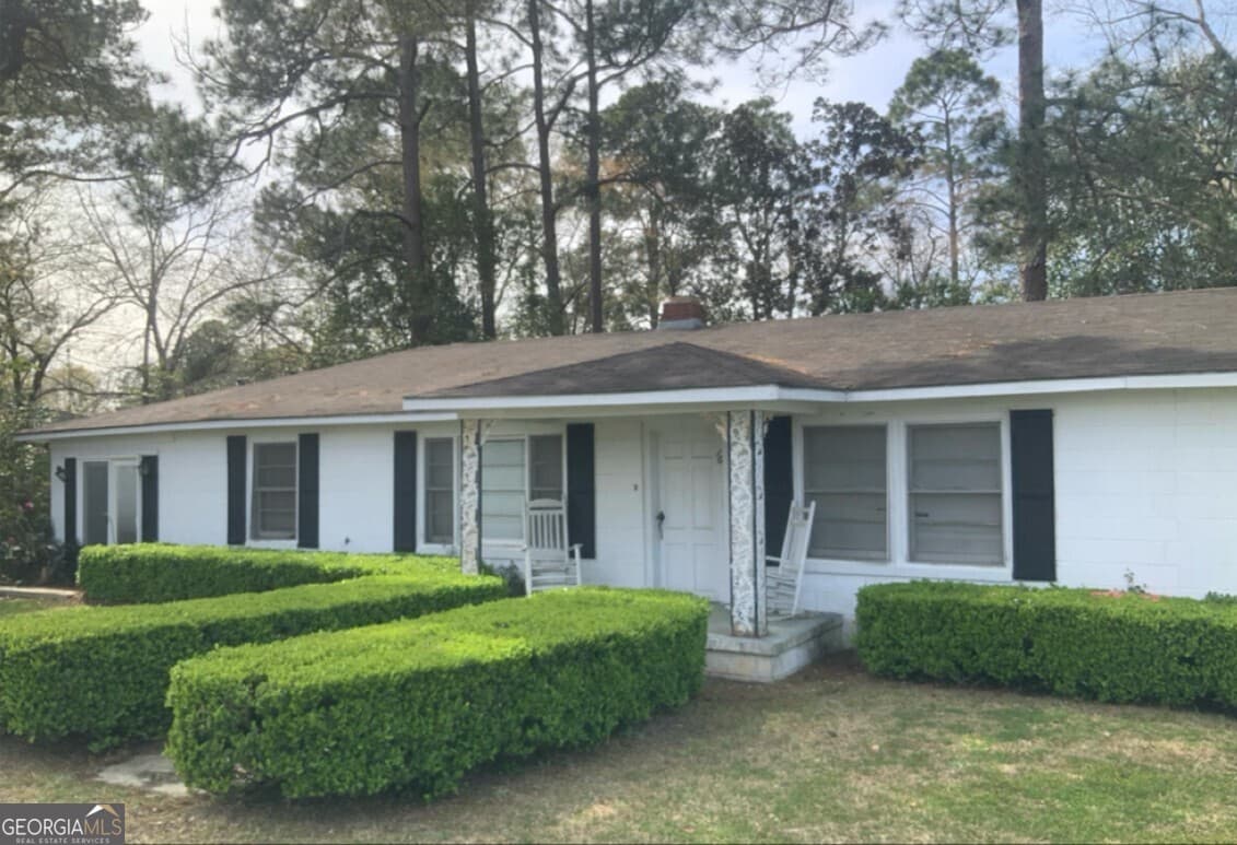 3 bedroom, 2 bathroom, 1,624 sq ft single family residence under contract at 10 Bryant Street, Statesboro, GA 30458