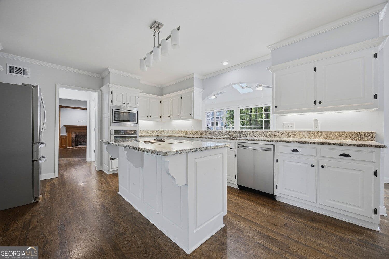 5 bedroom, 4.5 bathroom, 4,879 sq ft single family residence for sale at 7525 S Spalding Lake Drive, Sandy Springs, GA 30350 — photo 6