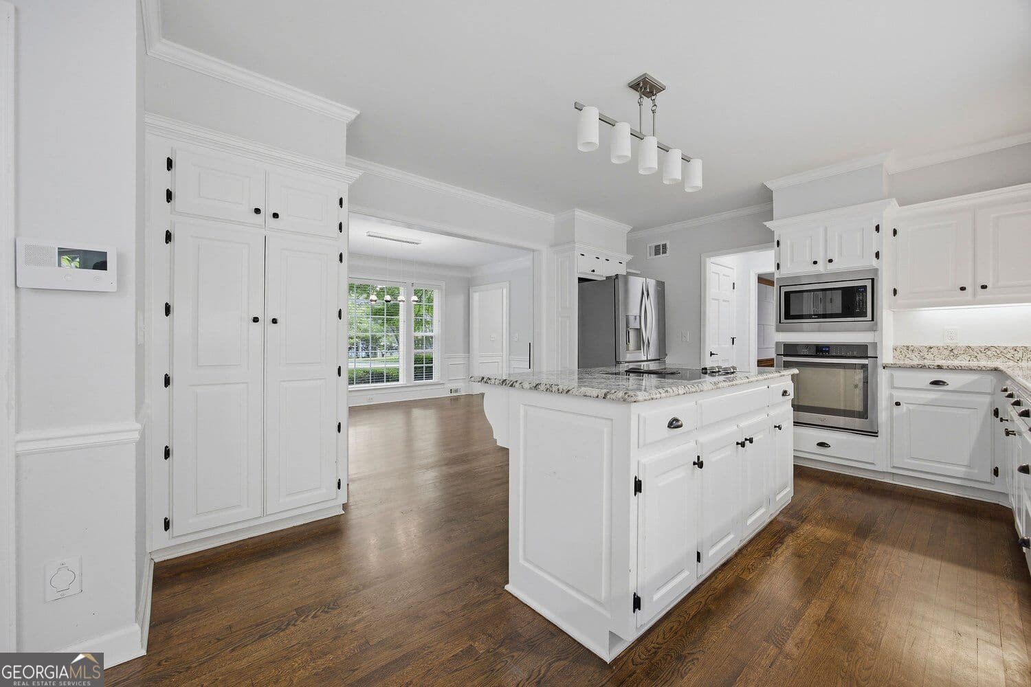 5 bedroom, 4.5 bathroom, 4,879 sq ft single family residence for sale at 7525 S Spalding Lake Drive, Sandy Springs, GA 30350 — photo 7
