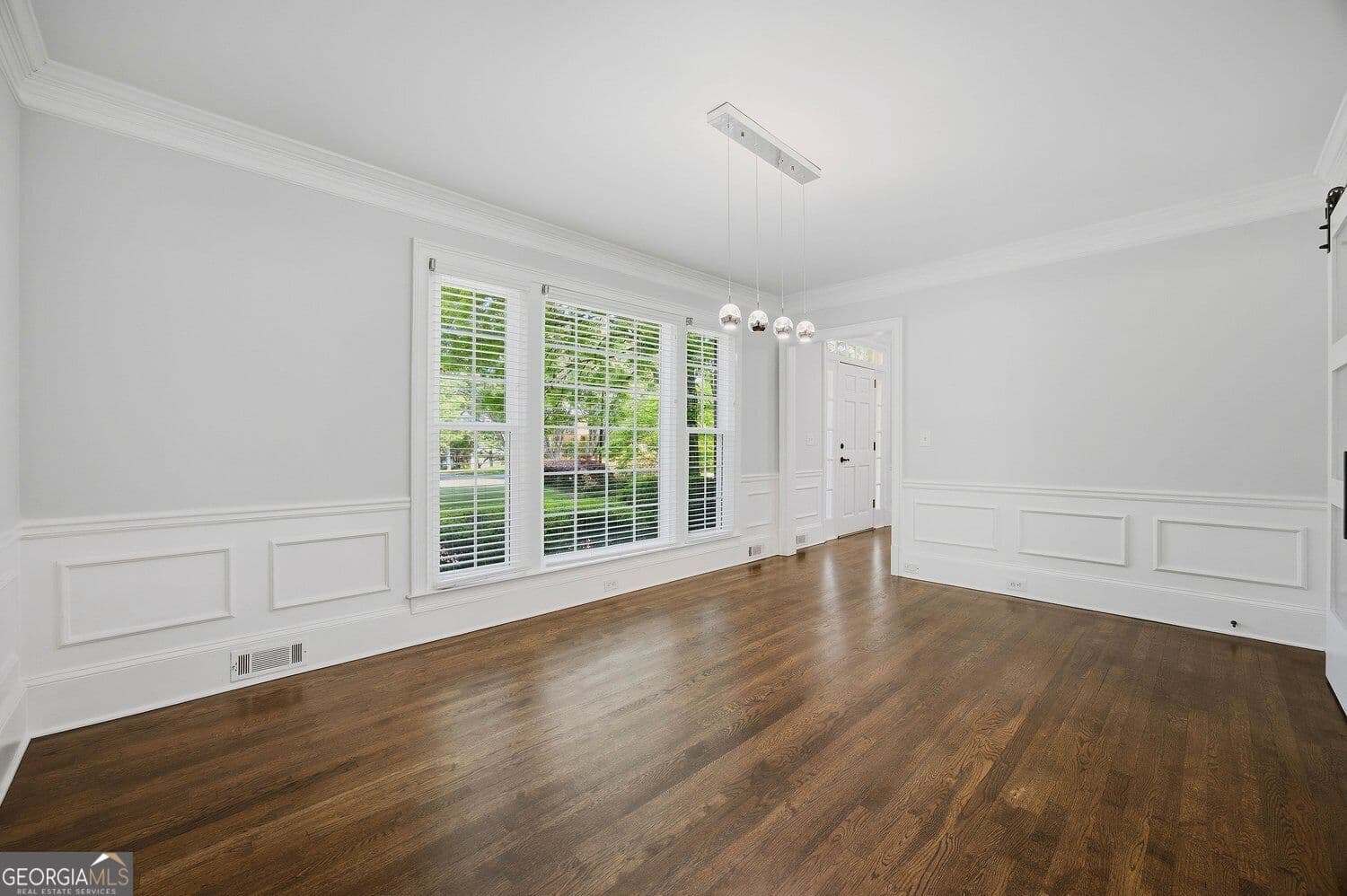 5 bedroom, 4.5 bathroom, 4,879 sq ft single family residence for sale at 7525 S Spalding Lake Drive, Sandy Springs, GA 30350 — photo 3