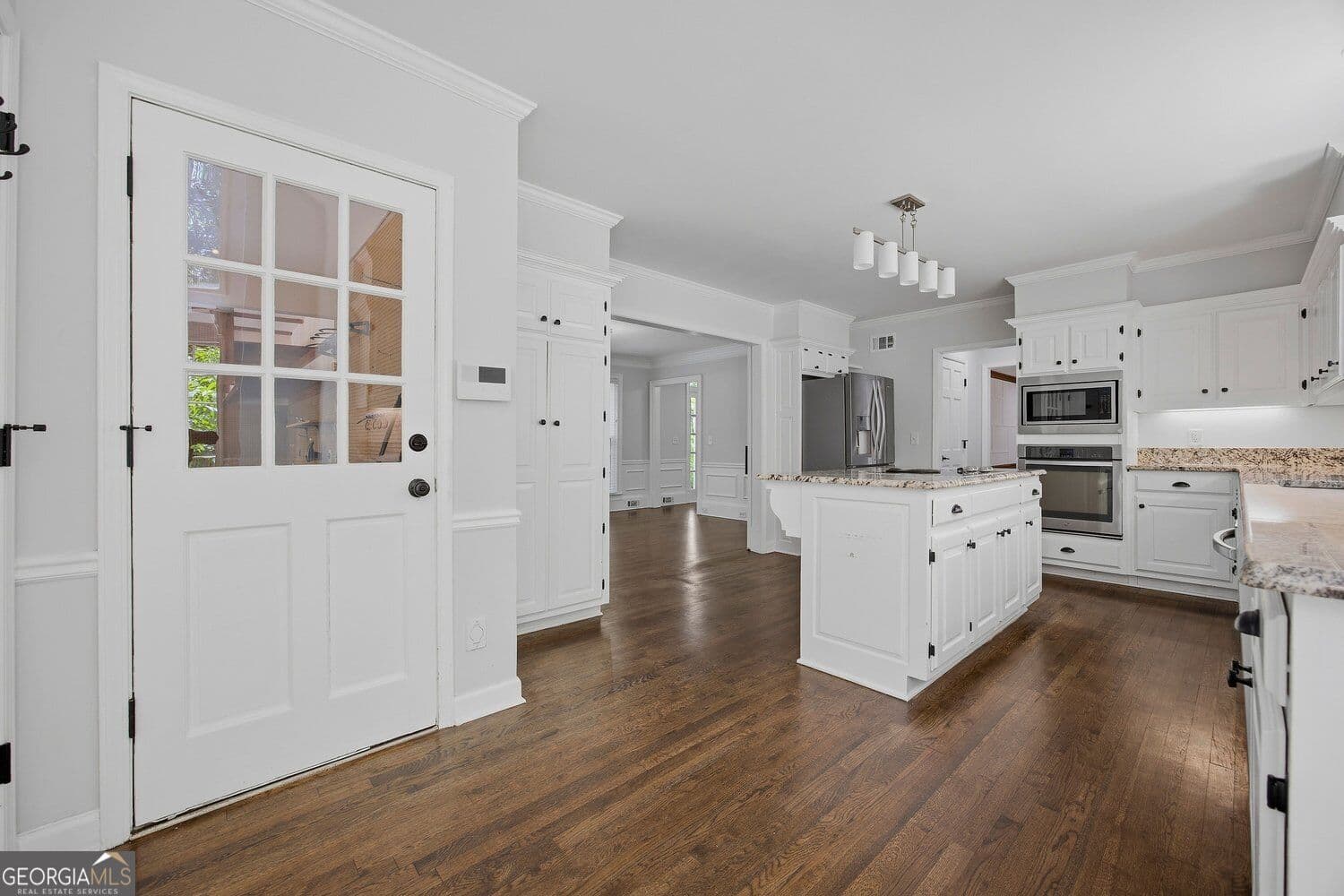 5 bedroom, 4.5 bathroom, 4,879 sq ft single family residence for sale at 7525 S Spalding Lake Drive, Sandy Springs, GA 30350 — photo 9