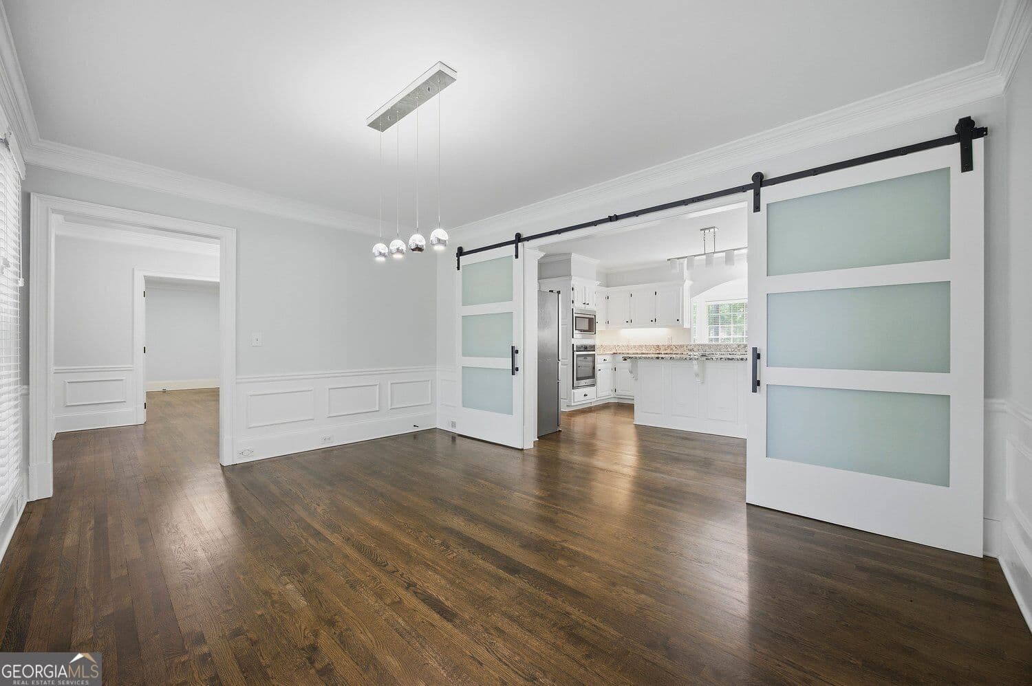 5 bedroom, 4.5 bathroom, 4,879 sq ft single family residence for sale at 7525 S Spalding Lake Drive, Sandy Springs, GA 30350 — photo 4