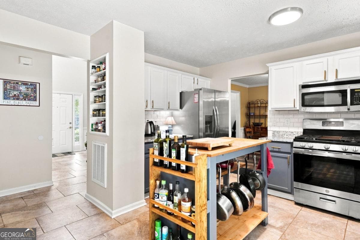 4 bedroom, 2.5 bathroom, 2,286 sq ft single family residence for sale at 1593 Woodmore Drive, Marietta, GA 30008 — photo 6