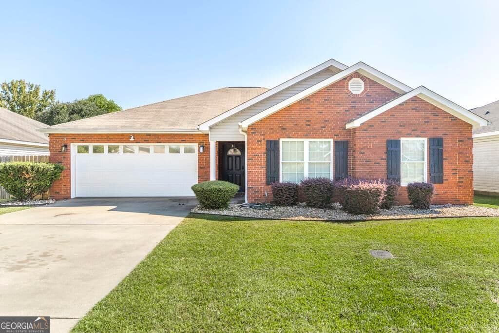 3 bedroom, 2 bathroom, 1,632 sq ft single family residence for sale at 108 Santangelo Court, Warner Robins, GA 31093 — photo 1 of 31