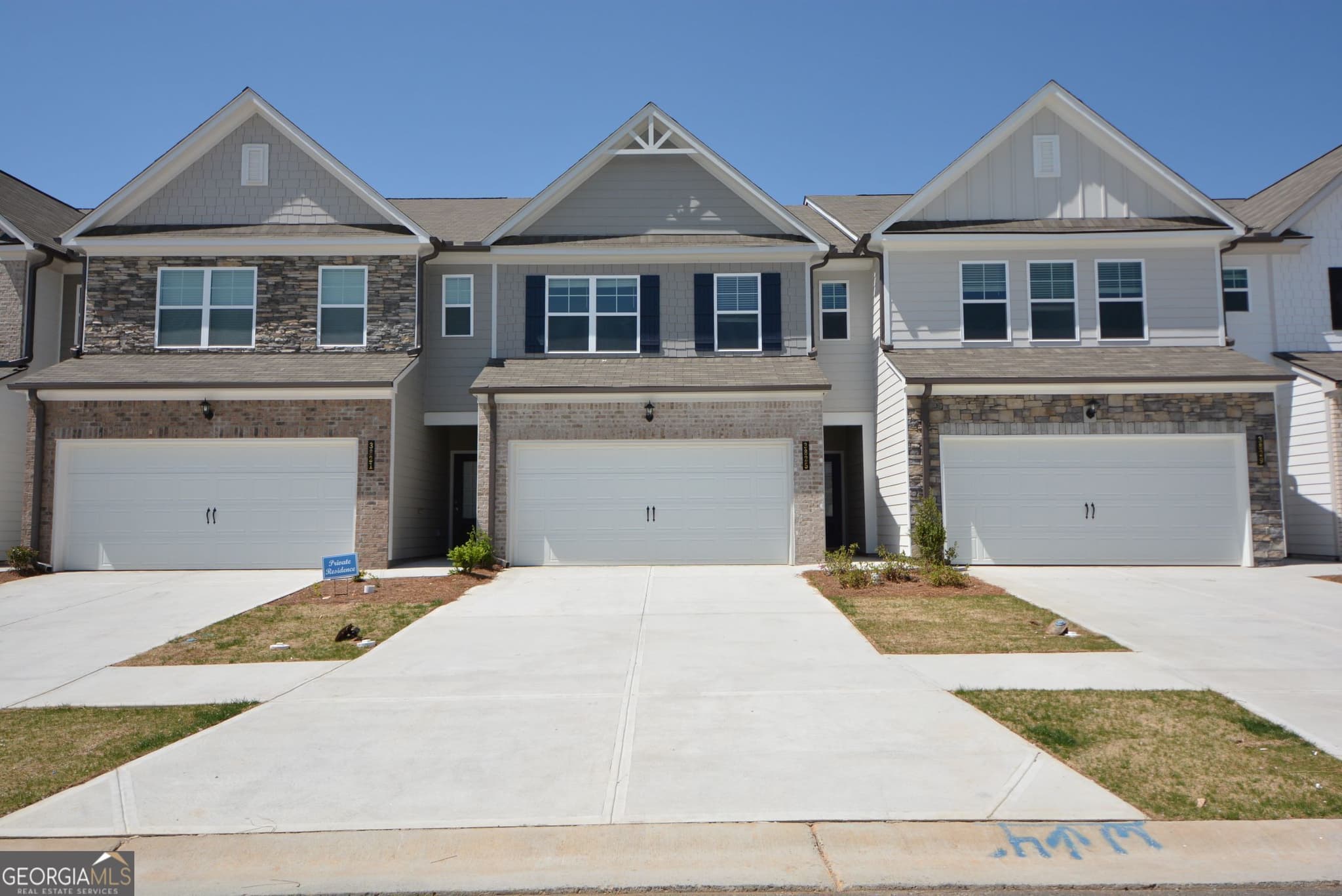 3 bedroom, 2.5 bathroom, 1,823 sq ft townhouse for sale at 3825 Billabong Trail, Gainesville, GA 30506 — photo 2