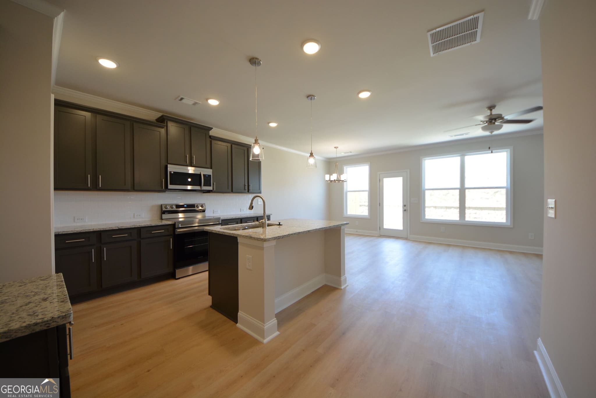 3 bedroom, 2.5 bathroom, 1,823 sq ft townhouse for sale at 3825 Billabong Trail, Gainesville, GA 30506 — photo 7