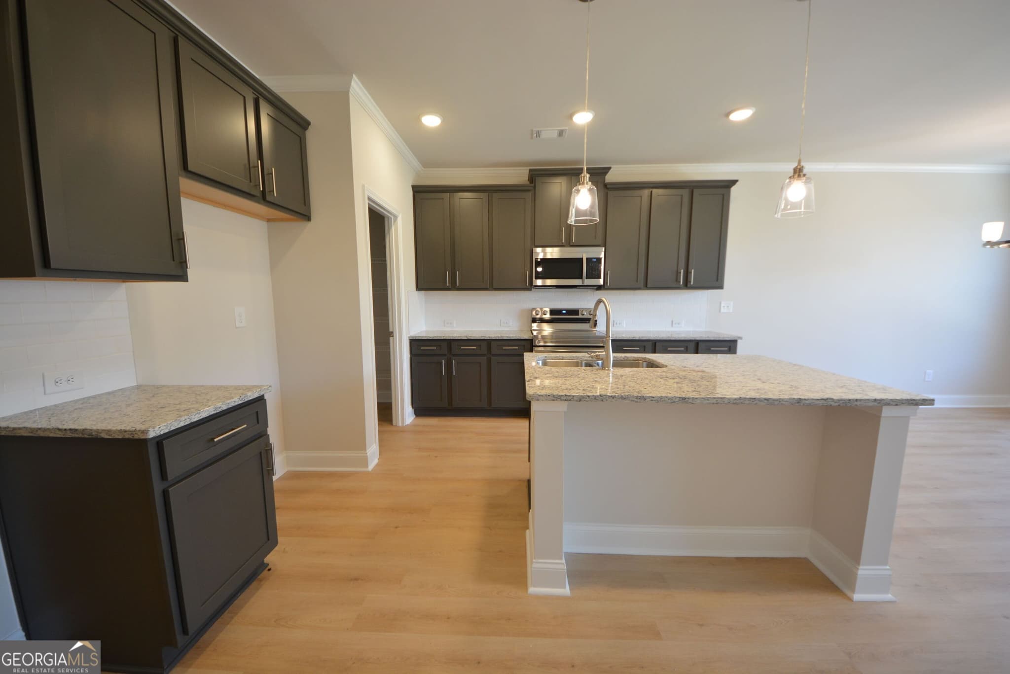 3 bedroom, 2.5 bathroom, 1,823 sq ft townhouse for sale at 3825 Billabong Trail, Gainesville, GA 30506 — photo 8