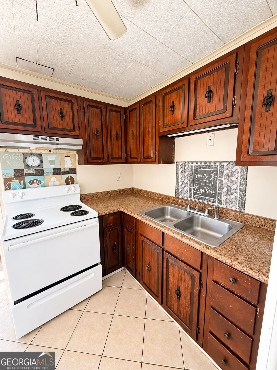 3 bedroom, 1 bathroom, 864 sq ft single family residence for sale at 2201 Tebeau Street, Waycross, GA 31501 — photo 2