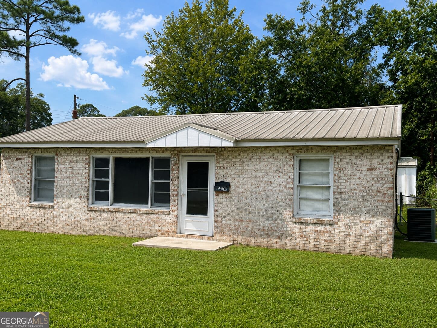 3 bedroom, 1 bathroom, 864 sq ft single family residence for sale at 2201 Tebeau Street, Waycross, GA 31501 — photo 1 of 8