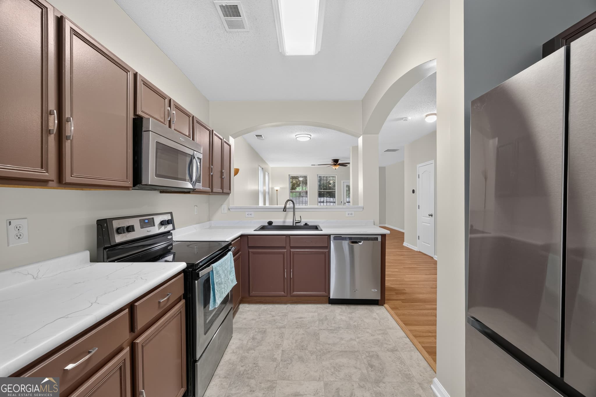 2 bedroom, 2.5 bathroom, 1,370 sq ft townhouse for sale at 1406 Bayrose Circle, East Point, GA 30344 — photo 7
