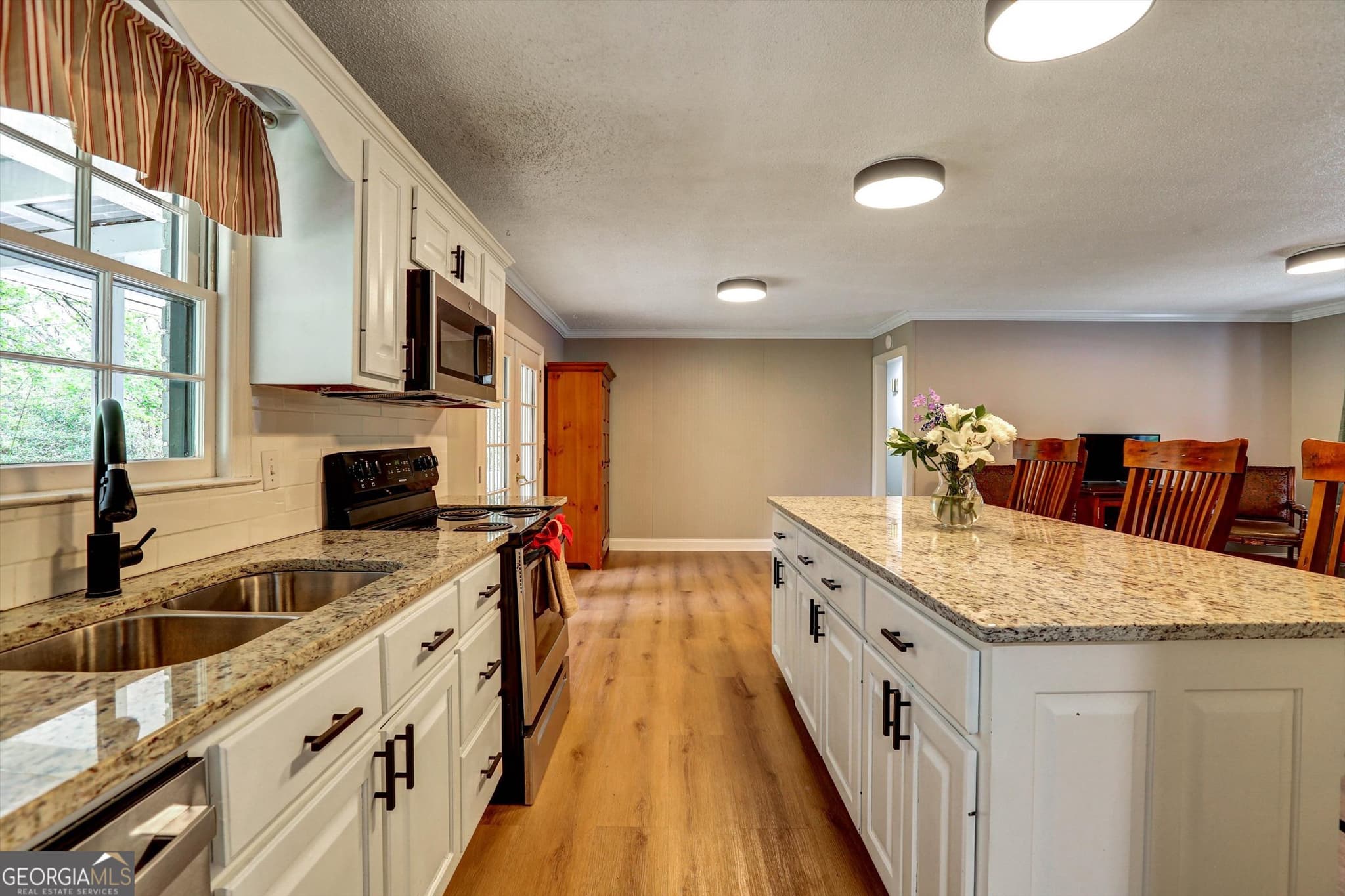 3 bedroom, 2 bathroom, 1,734 sq ft single family residence for sale at 1095 Athens Road, Winterville, GA 30683 — photo 3