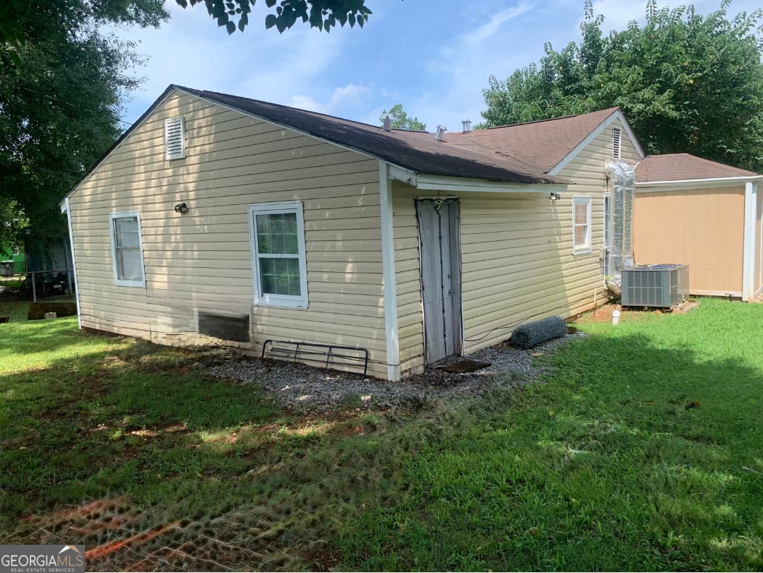 2 bedroom, 1 bathroom, 988 sq ft single family residence for sale at 1933 Henry Crumpton Drive, Birmingham, AL 35211 — photo 2