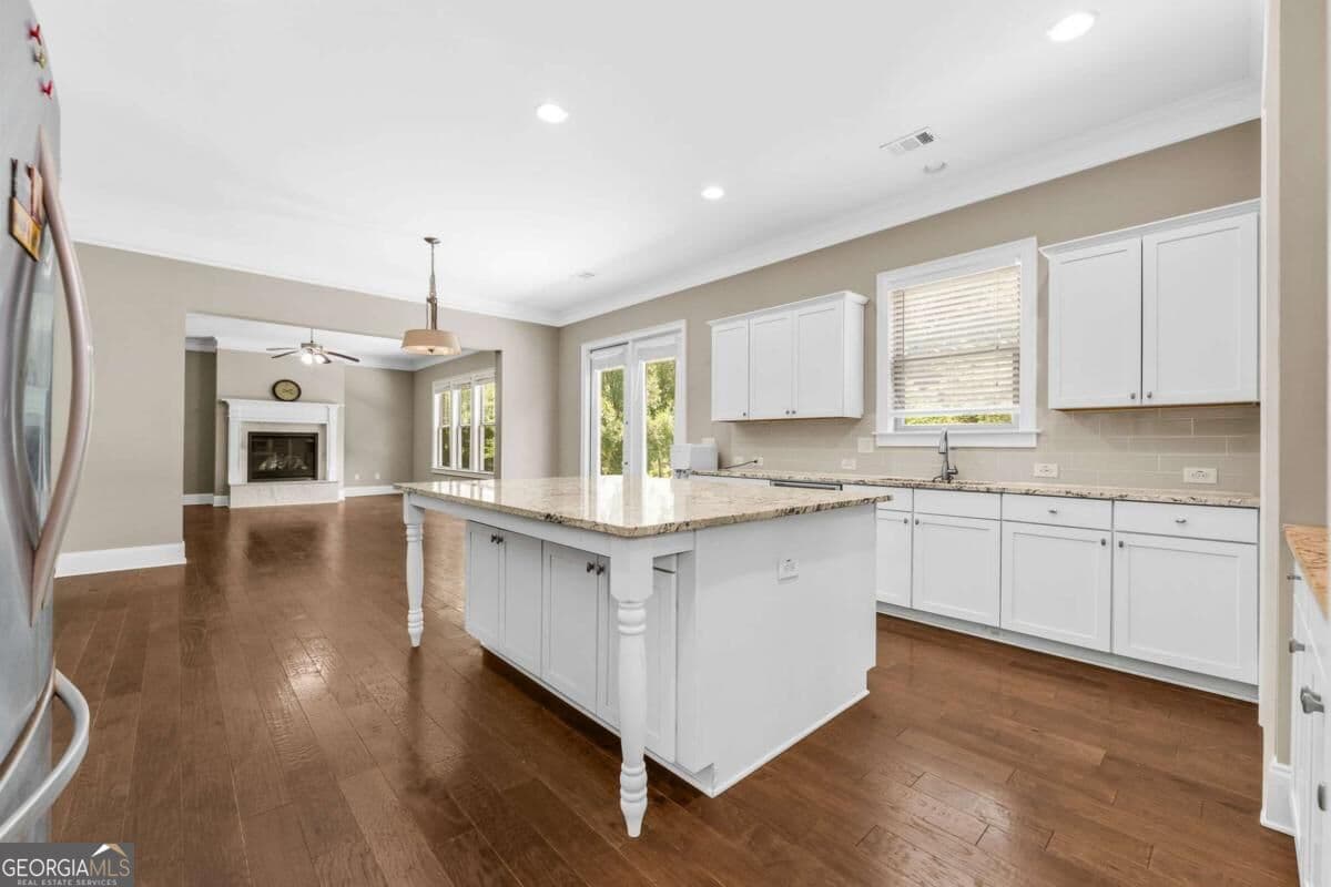 5 bedroom, 4 bathroom, 3,927 sq ft single family residence for sale at 3760 Kentwood Court, Suwanee, GA 30024 — photo 4