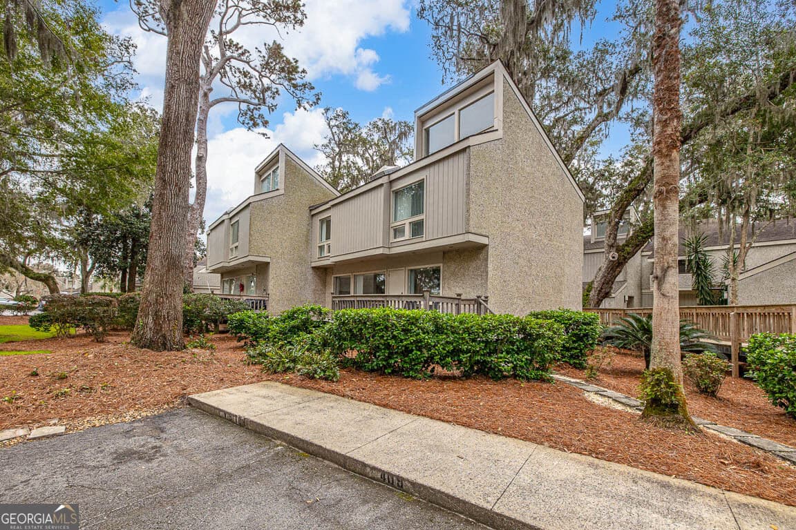 2 bedroom, 2.5 bathroom, 1,558 sq ft townhouse for sale at 413 Fairway Villas Drive, St. Simons, GA 31522 — photo 1 of 33