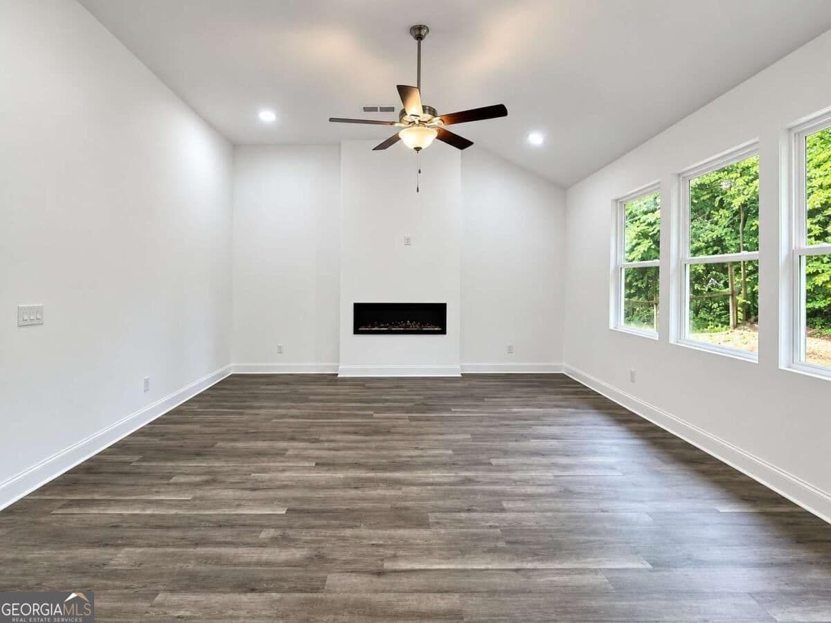 3 bedroom, 2 bathroom, 1,742 sq ft single family residence for sale at 1850 W Mcintosh Road, Griffin, GA 30223 — photo 4