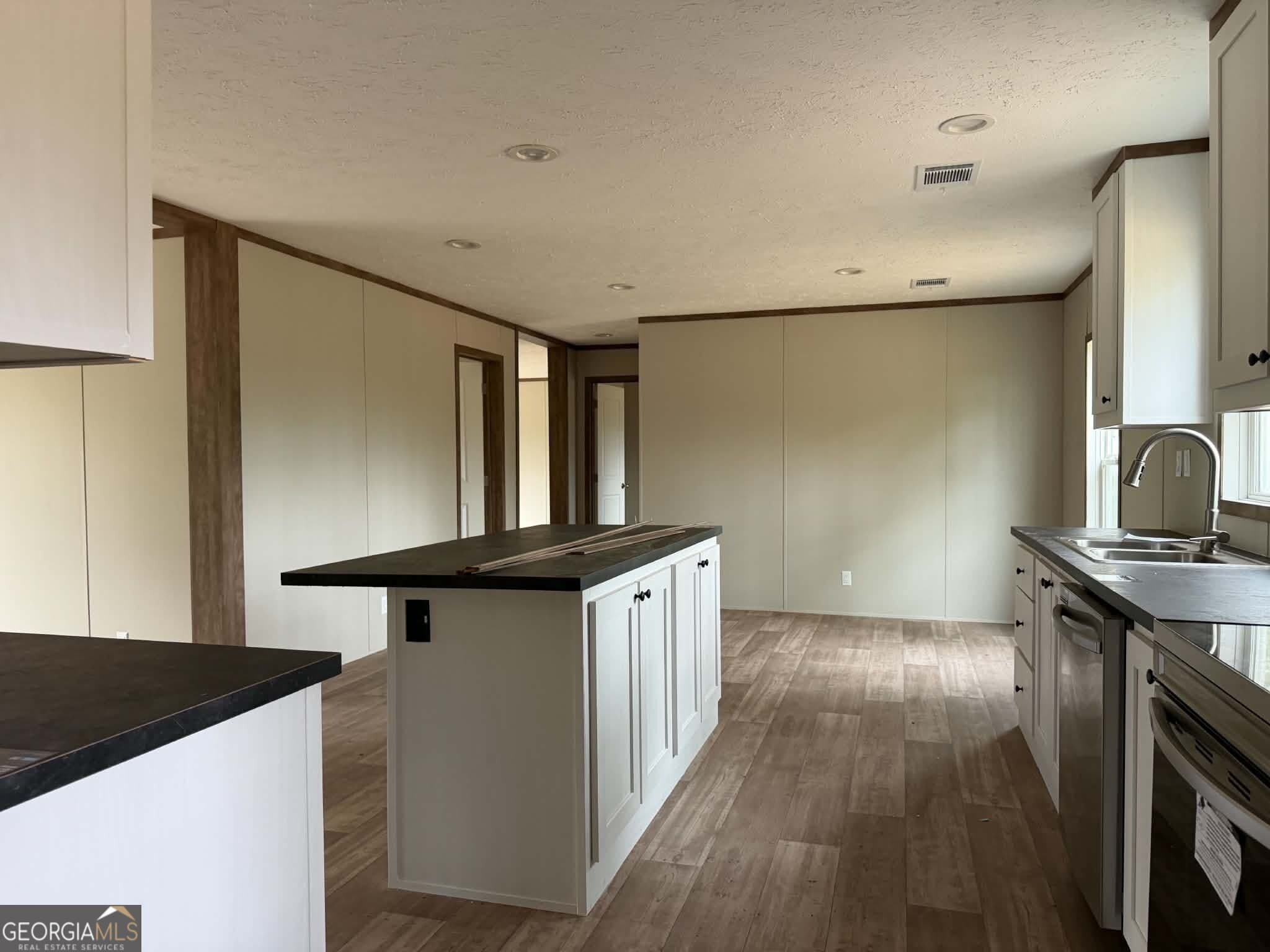 3 bedroom, 2 bathroom, 1,800 sq ft manufactured home,single family residence for sale at 1509 E 4th St Ext, Alma, GA 31510 — photo 5