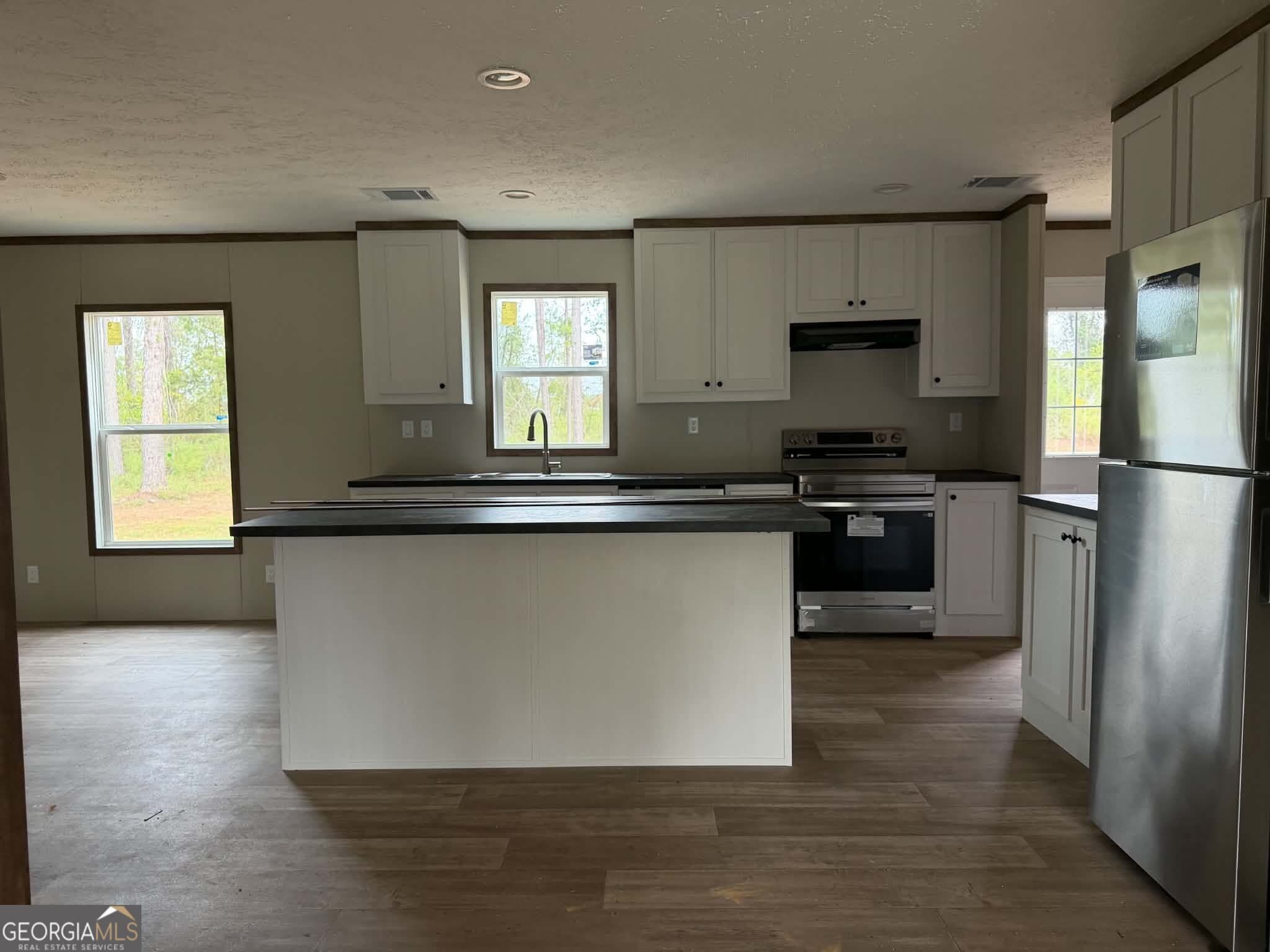 3 bedroom, 2 bathroom, 1,800 sq ft manufactured home,single family residence for sale at 1509 E 4th St Ext, Alma, GA 31510 — photo 4