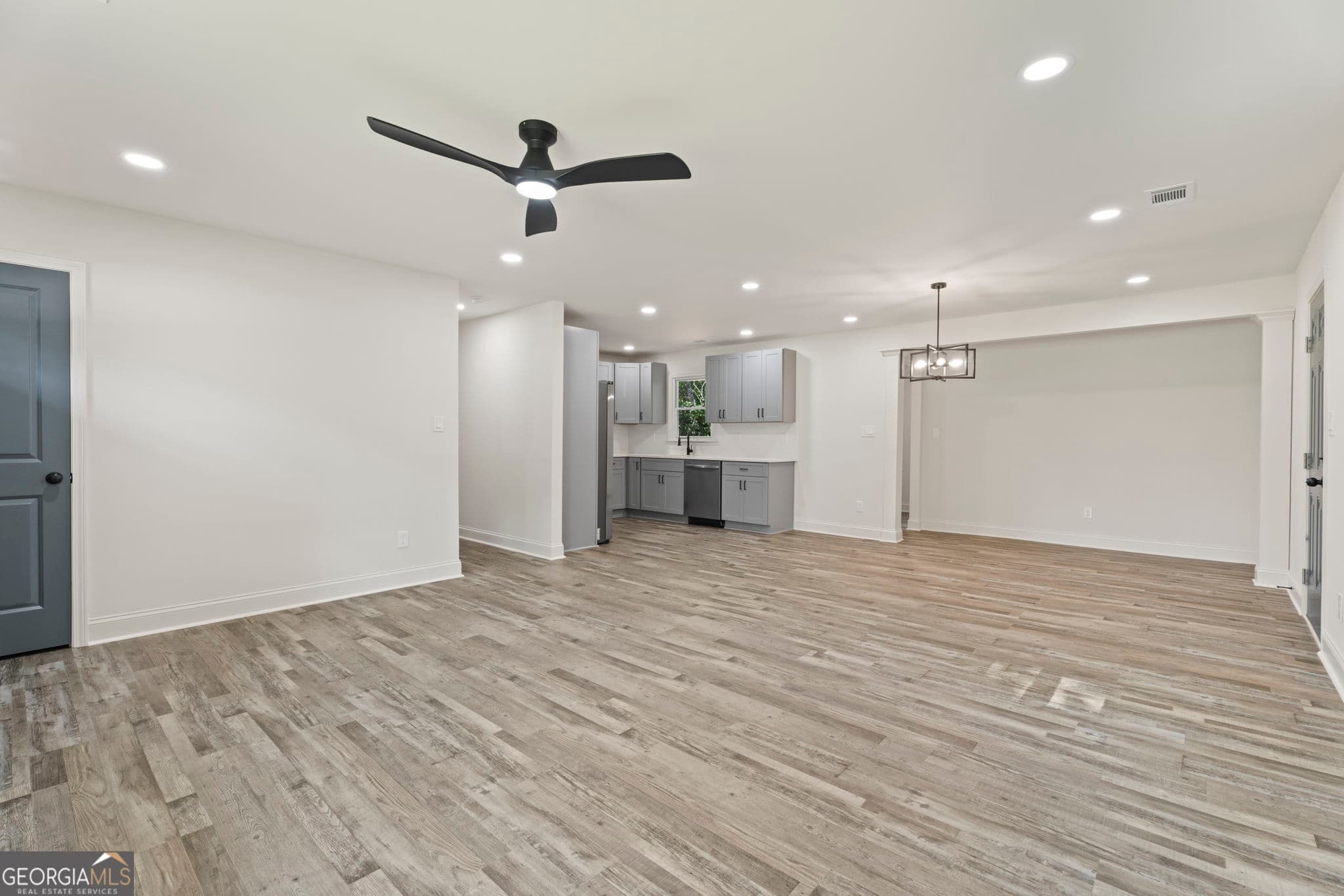 4 bedroom, 2 bathroom, 1,654 sq ft single family residence for sale at 2718 Somerton Drive, Morrow, GA 30260 — photo 3