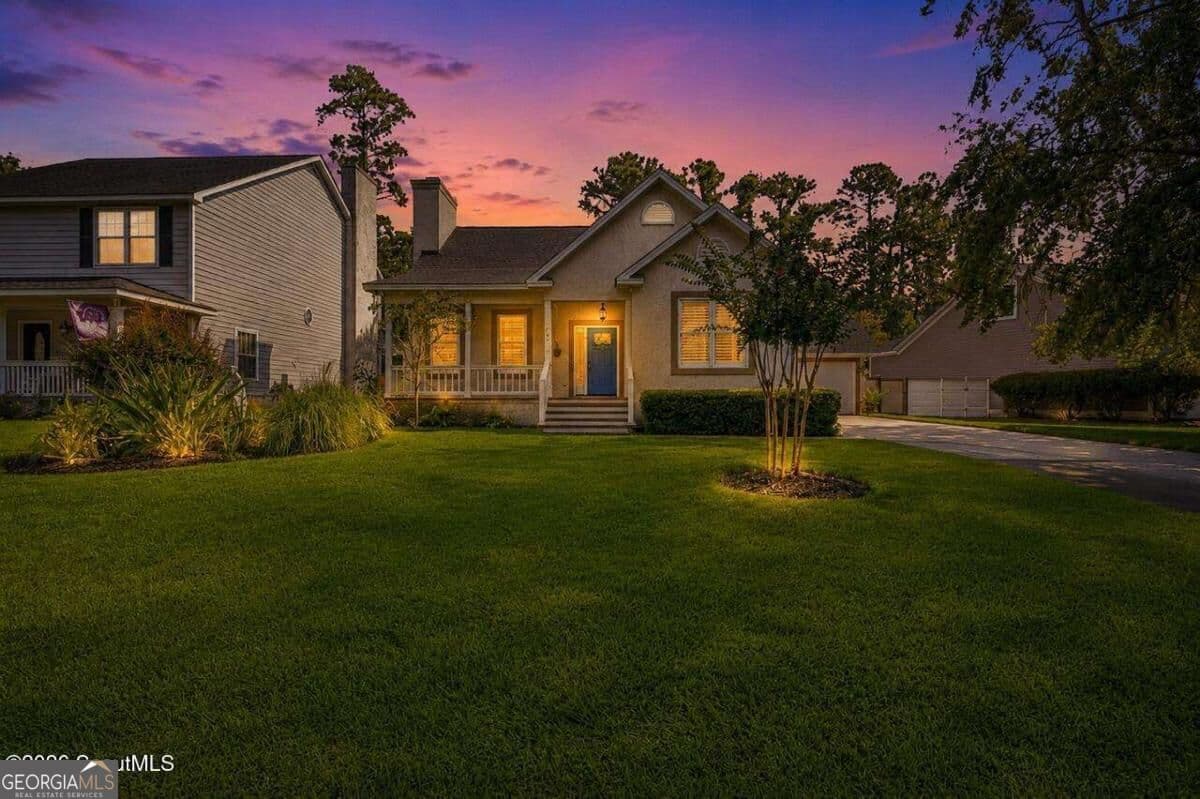 3 bedroom, 2.5 bathroom, 1,909 sq ft single family residence for sale at 105 E Commons Drive, St. Simons, GA 31522 — photo 2
