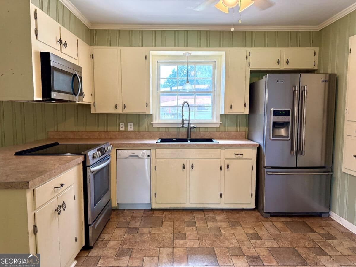 3 bedroom, 2 bathroom, 1,836 sq ft single family residence under contract at 506 E 26Th Avenue, Cordele, GA 31015 — photo 10