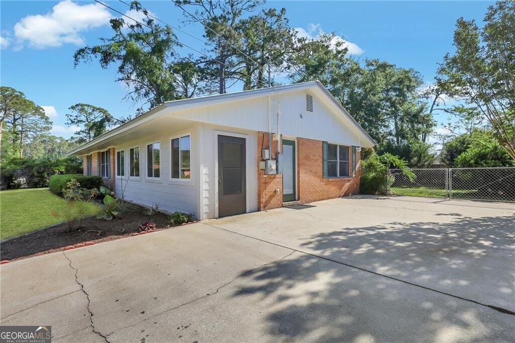 3 bedroom, 2 bathroom, 1,306 sq ft single family residence sold at 690 Towers Avenue, Brunswick, GA 31525
