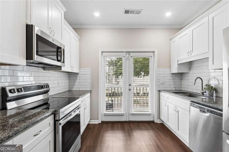 3 bedroom, 3.5 bathroom, 1,326 sq ft townhouse for sale at 1209 Liberty Parkway, Atlanta, GA 30318 — photo 6