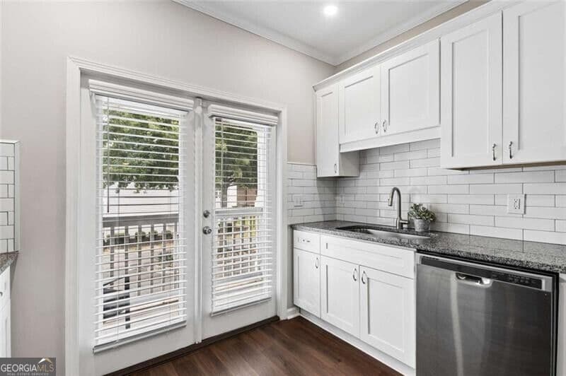 3 bedroom, 3.5 bathroom, 1,326 sq ft townhouse for sale at 1209 Liberty Parkway, Atlanta, GA 30318 — photo 9