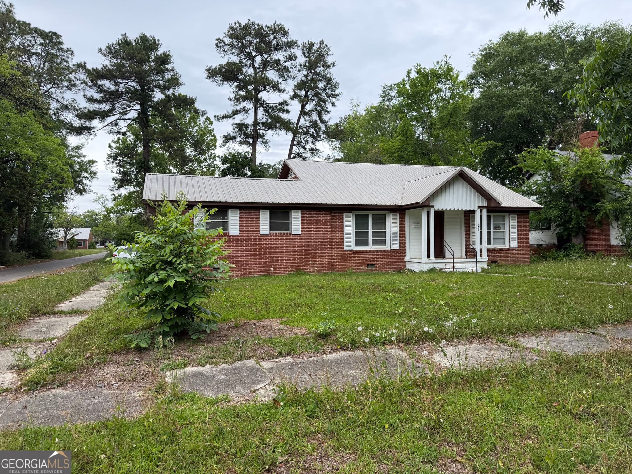 4 bedroom, 2 bathroom, 2,091 sq ft single family residence for rent at 225 W Jessamine Street, Fitzgerald, GA 31750 for $1,475 a month — photo 1 of 42