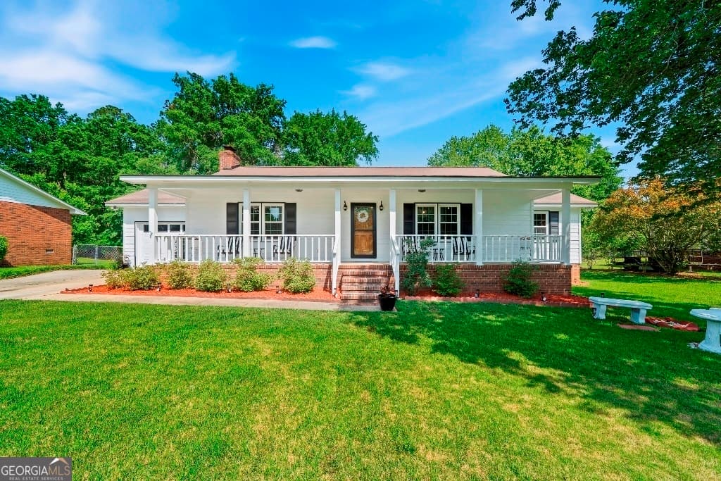 3 bedroom, 2 bathroom, 1,750 sq ft single family residence sold at 1868 Holly Hill Road, Milledgeville, GA 31061