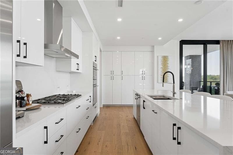 3 bedroom, 3.5 bathroom, 2,249 sq ft condominium for sale at 2425 Peachtree Road 901, Atlanta, GA 30305 — photo 2