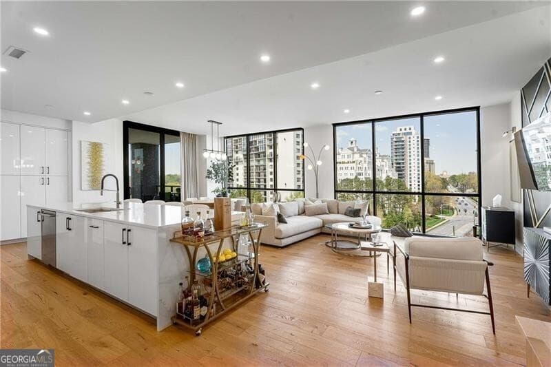 3 bedroom, 3.5 bathroom, 2,249 sq ft condominium for sale at 2425 Peachtree Road 901, Atlanta, GA 30305 — photo 1 of 58