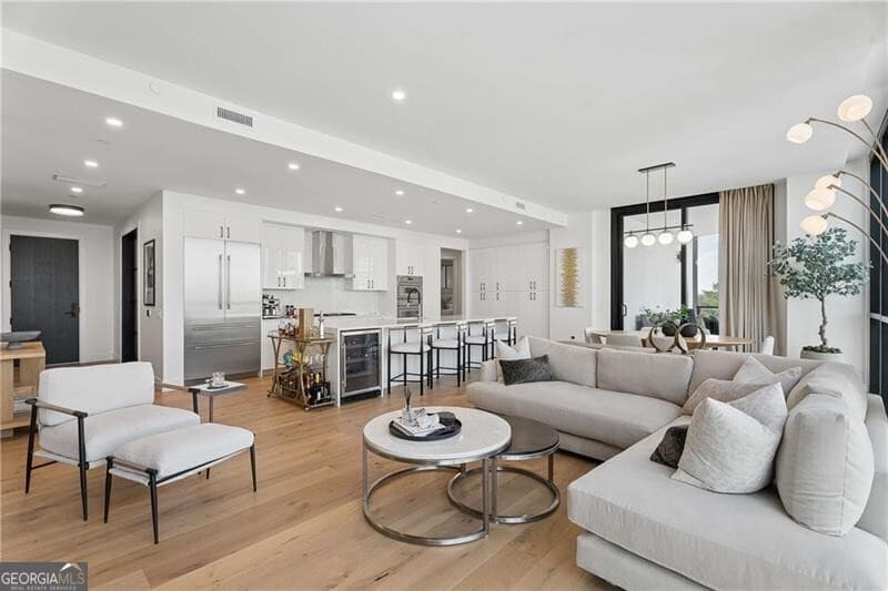 3 bedroom, 3.5 bathroom, 2,249 sq ft condominium for sale at 2425 Peachtree Road 901, Atlanta, GA 30305 — photo 10
