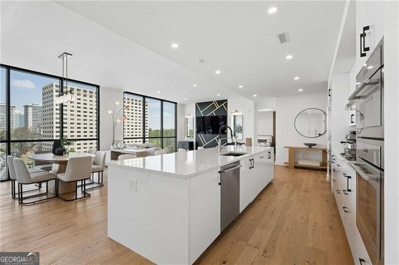 3 bedroom, 3.5 bathroom, 2,249 sq ft condominium for sale at 2425 Peachtree Road 901, Atlanta, GA 30305 — photo 4