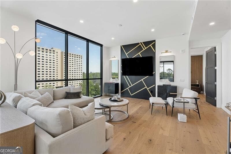 3 bedroom, 3.5 bathroom, 2,249 sq ft condominium for sale at 2425 Peachtree Road 901, Atlanta, GA 30305 — photo 8