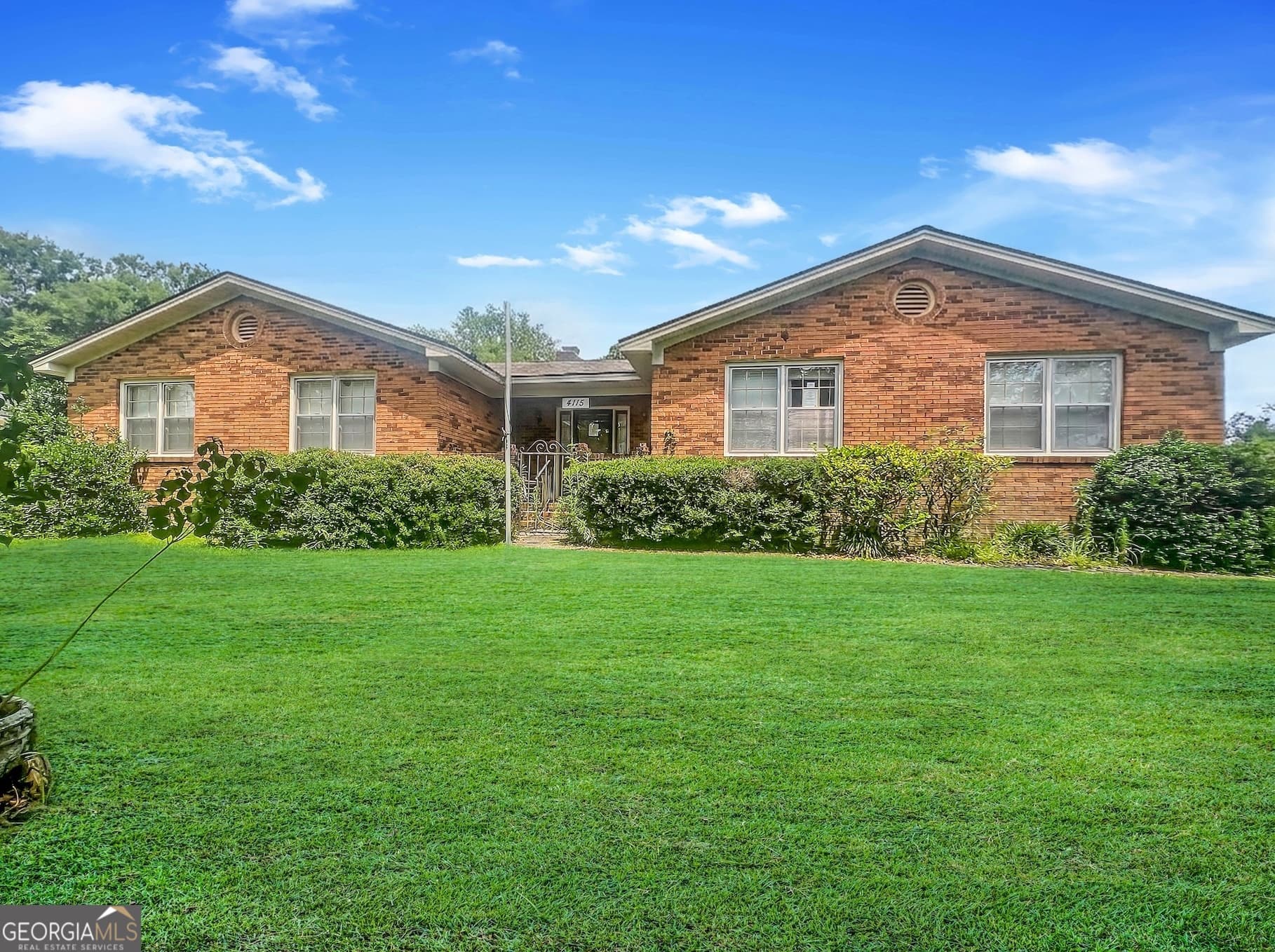4 bedroom, 2 bathroom, 2,378 sq ft single family residence for sale at 4115 Lantern Lane, Valdosta, GA 31602 — photo 1 of 37