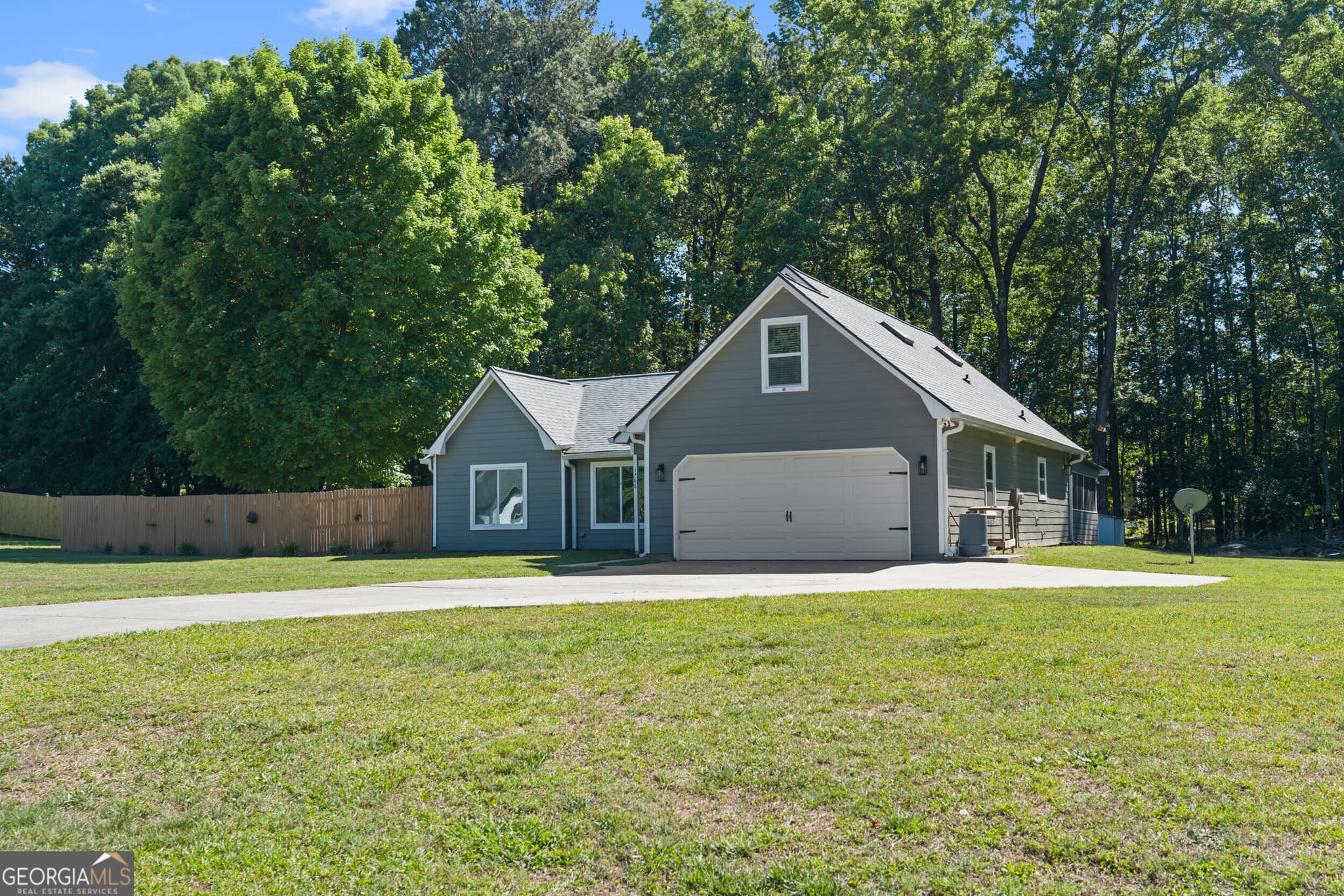 4 bedroom, 2 bathroom, 1,809 sq ft single family residence for sale at 1768 Floye Drive, Loganville, GA 30052 — photo 2