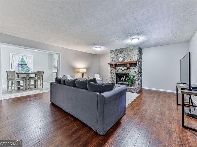 3 bedroom, 3 bathroom, 2,214 sq ft single family residence for sale at 389 Saint Albans Court, Mableton, GA 30126 — photo 2