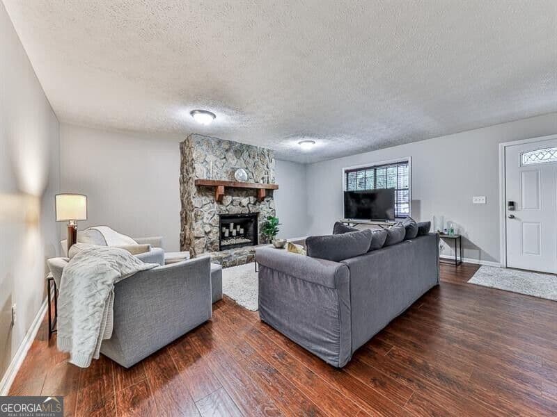 3 bedroom, 3 bathroom, 2,214 sq ft single family residence for sale at 389 Saint Albans Court, Mableton, GA 30126 — photo 4