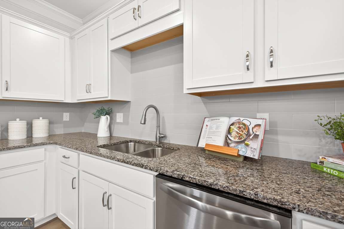 3 bedroom, 2.5 bathroom, 1,912 sq ft townhouse for sale at 827 Crescent Drive 55, Riverdale, GA 30274 — photo 7