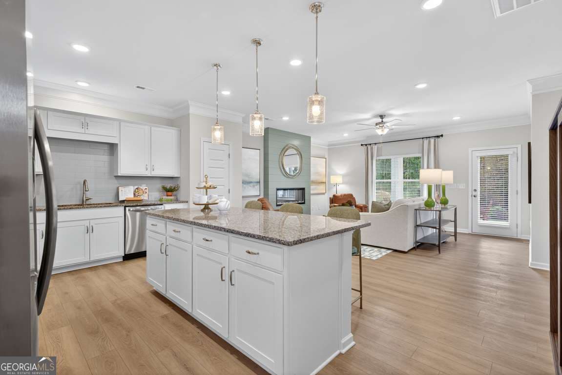 3 bedroom, 2.5 bathroom, 1,912 sq ft townhouse for sale at 827 Crescent Drive 55, Riverdale, GA 30274 — photo 3