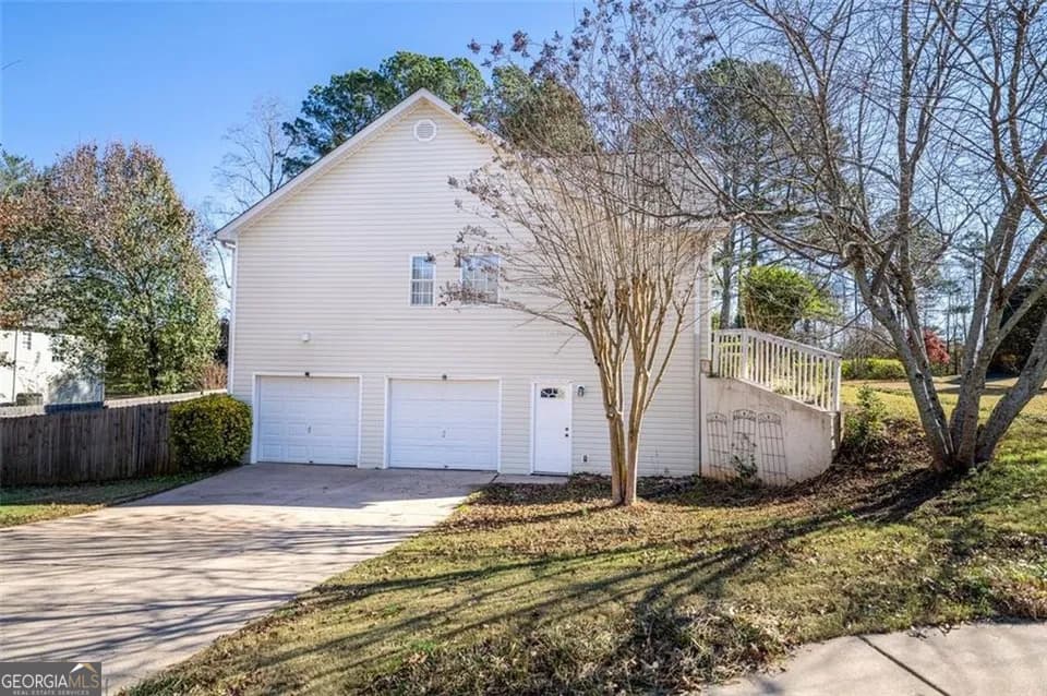 4 bedroom, 3 bathroom, 2,598 sq ft single family residence for sale at 5810 Woodberry Walk, Cumming, GA 30028 — photo 3
