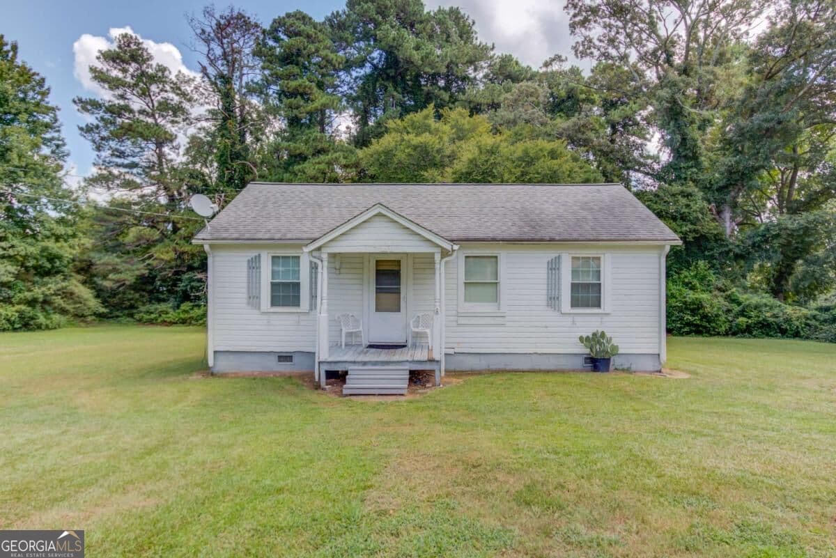 2 bedroom, 1 bathroom, 984 sq ft single family residence for sale at 2854 Centerville Highway, Snellville, GA 30078