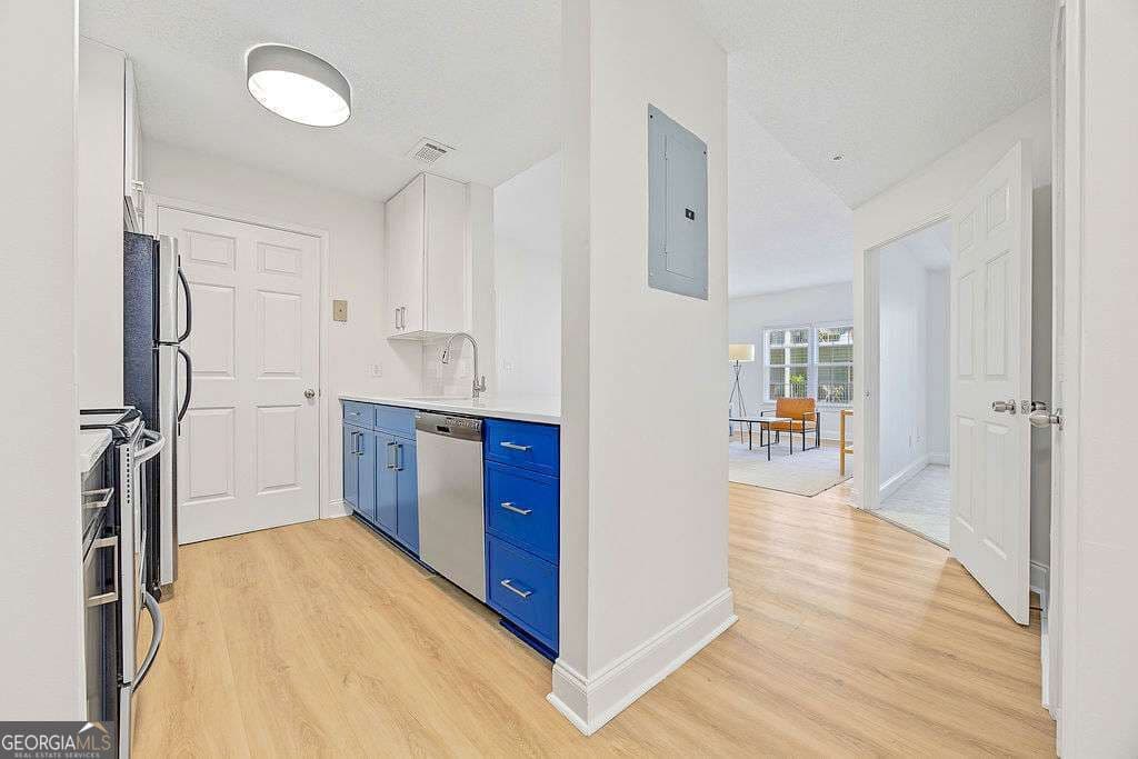 1 bedroom, 1 bathroom, 730 sq ft condominium for sale at 1075 Peachtree Walk A301, Atlanta, GA 30309 — photo 3