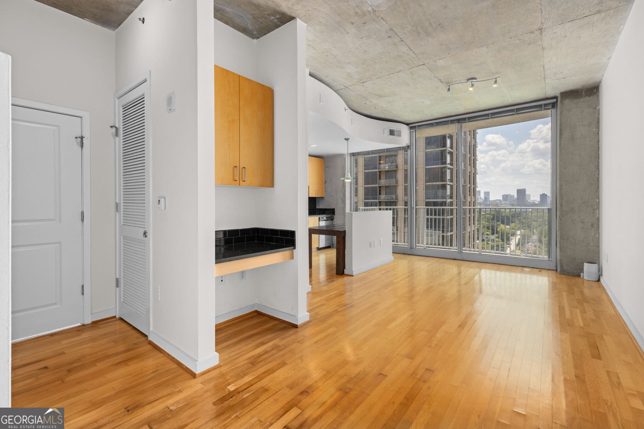 1 bedroom, 1 bathroom, 722 sq ft condominium for sale at 361 17th Street 1709, Atlanta, GA 30363 — photo 2