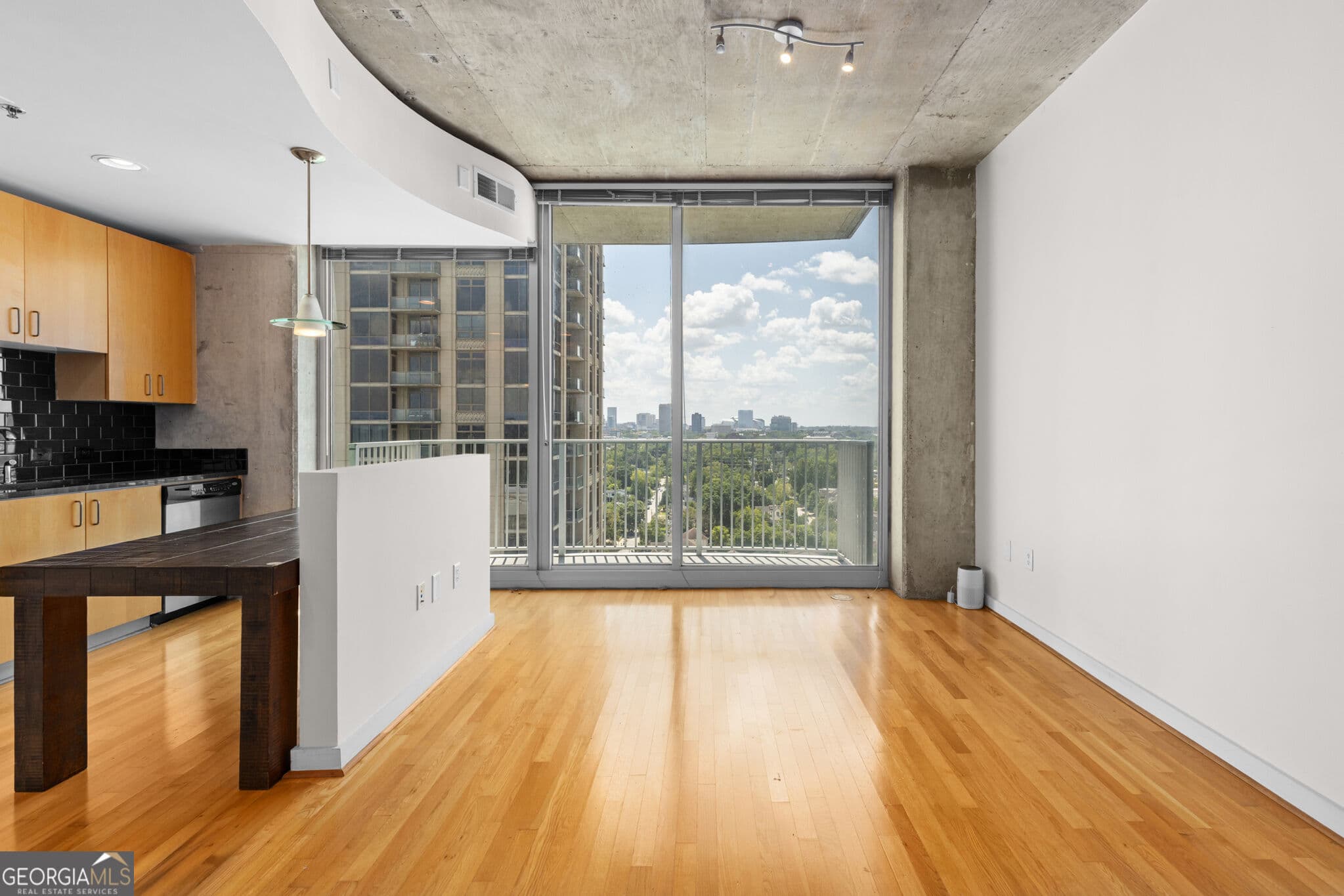 1 bedroom, 1 bathroom, 722 sq ft condominium for sale at 361 17th Street 1709, Atlanta, GA 30363 — photo 3