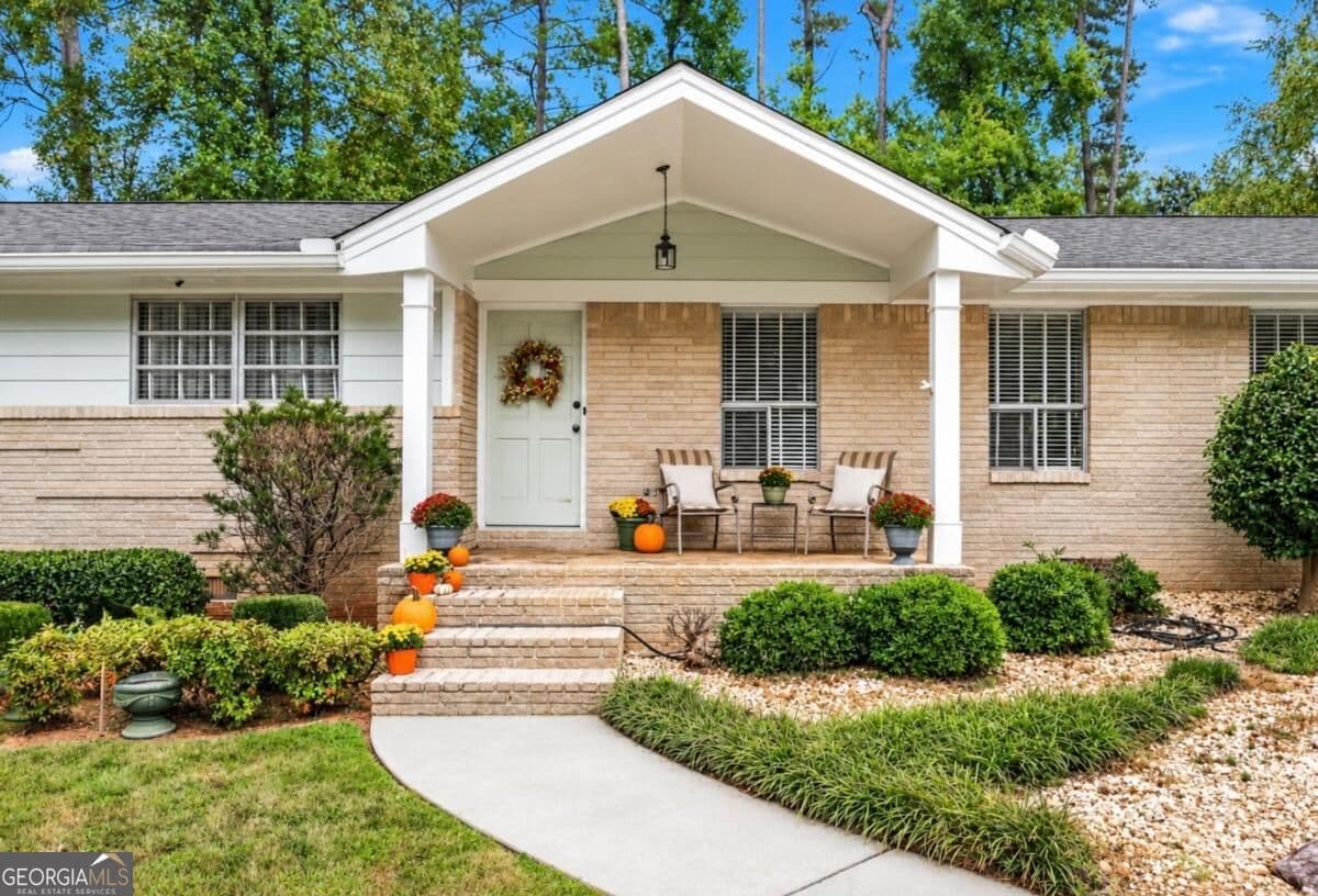 3 bedroom, 2 bathroom, 1,880 sq ft single family residence for sale at 2338 Kings Point Drive, Dunwoody, GA 30338 — photo 2