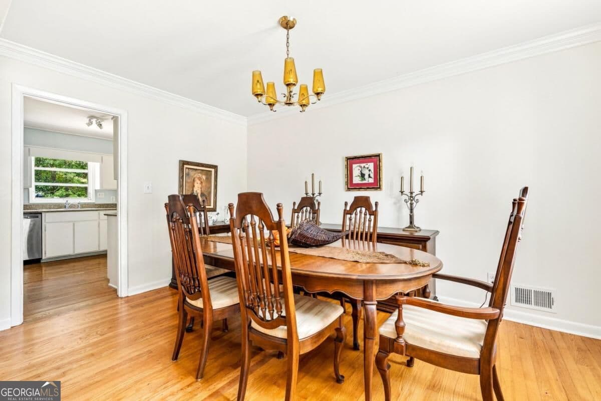 3 bedroom, 2 bathroom, 1,880 sq ft single family residence for sale at 2338 Kings Point Drive, Dunwoody, GA 30338 — photo 7