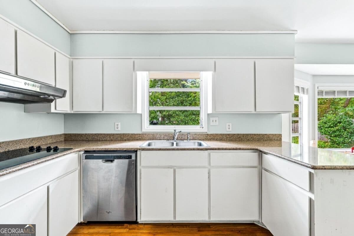 3 bedroom, 2 bathroom, 1,880 sq ft single family residence for sale at 2338 Kings Point Drive, Dunwoody, GA 30338 — photo 9