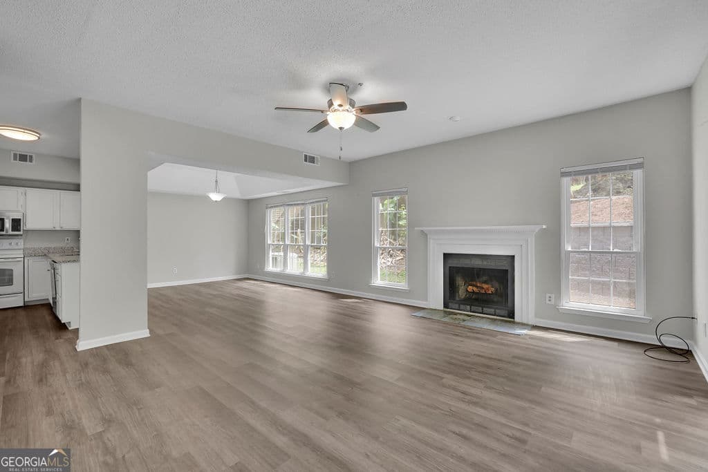 2 bedroom, 2 bathroom, 1,305 sq ft condominium for sale at 3067 Steeplechase, Alpharetta, GA 30004 — photo 2