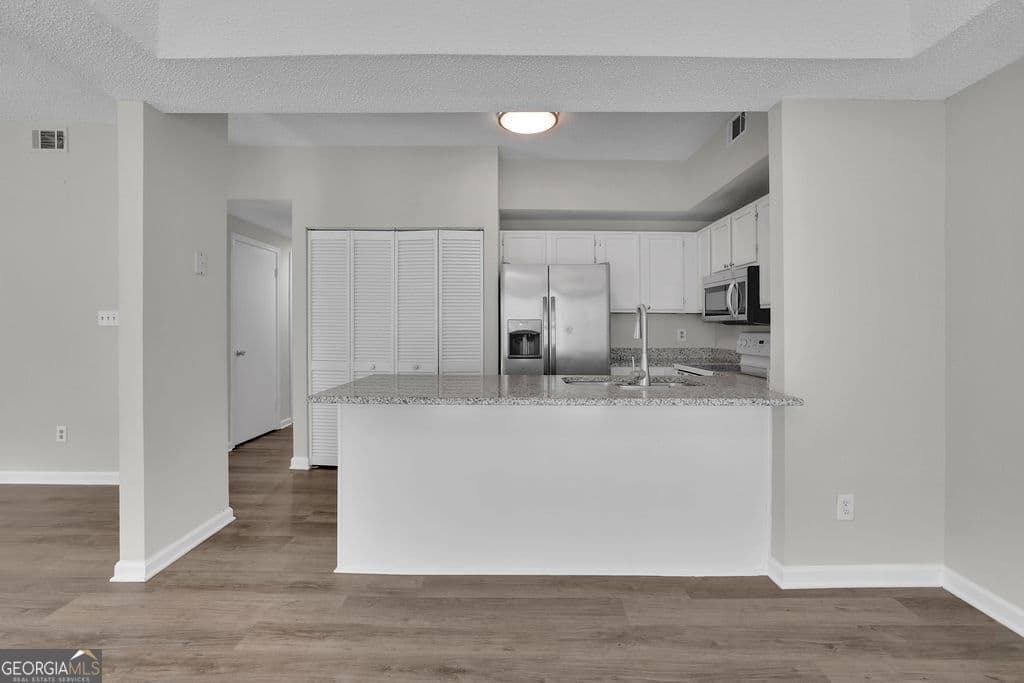 2 bedroom, 2 bathroom, 1,305 sq ft condominium for sale at 3067 Steeplechase, Alpharetta, GA 30004 — photo 3
